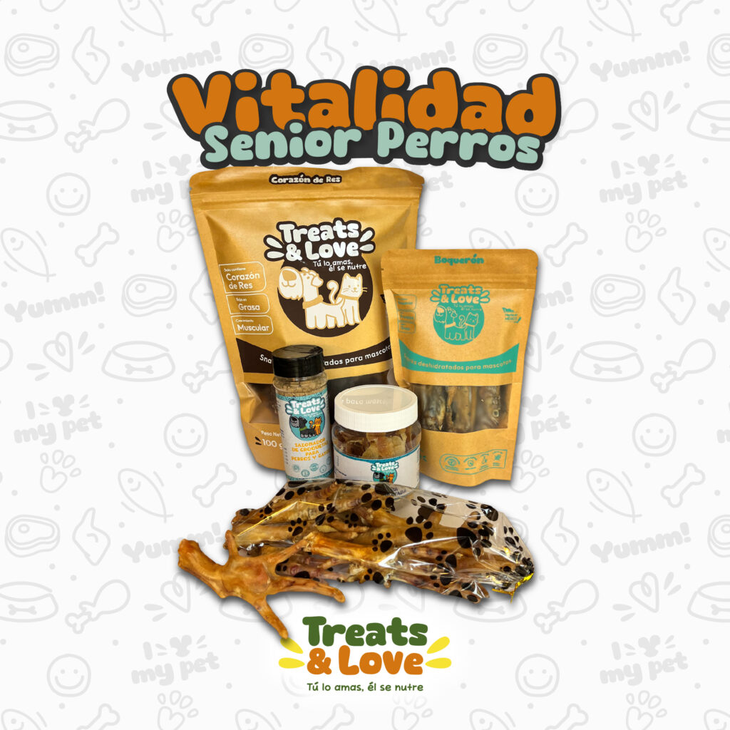 Kit Vitalidad Senior para perros de Treats & Love, que incluye una bolsa grande de snacks de corazón de res, una bolsa pequeña de boquerones deshidratados, un frasco de tilapia deshidratada, un frasco de sazonador para croquetas y una bolsa de patas de pollo naturales. Todo sobre fondo blanco con patrones de marca.
